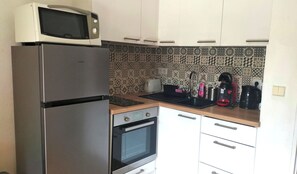 Fridge, microwave, oven, coffee/tea maker - Flat with terrace in Sanary-sur-Mer (Sanary-sur-Mer)