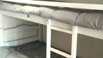 Een strijkplank/strijkijzer, wifi, beddengoed