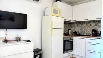 Réfrigérateur, micro-ondes, four, cafetiÚre/bouilloire