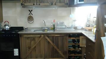 Réfrigérateur, micro-ondes, four, cafetiÚre/bouilloire