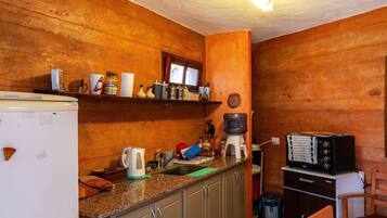 Fridge, cookware/dishes/utensils