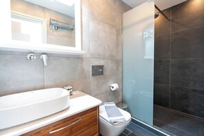 Comfort-huoneisto, kaupunkinäköala | Kylpyhuone | Suihku, hiustenkuivaaja, pyyhkeet, saippua