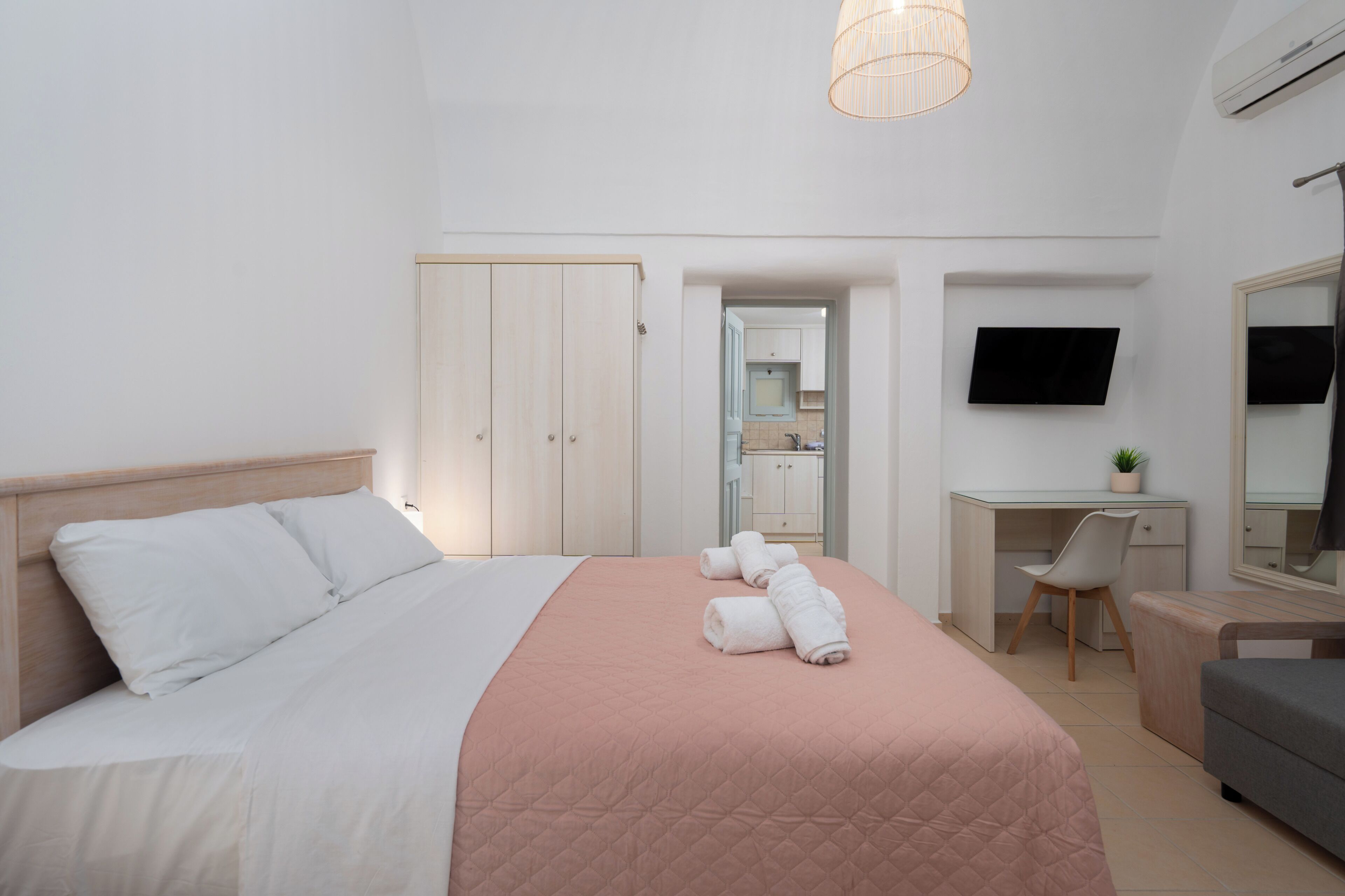 Comfort Apartment | Premium bedding, iron/ironing board, free WiFi, bed sheets