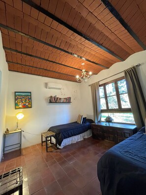 3 dormitorios, tabla de planchar con plancha, ropa de cama