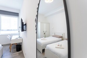 2 chambres, bureau, fer et planche à repasser, lit parapluie