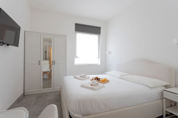 2 bedrooms, desk, iron/ironing board, travel cot