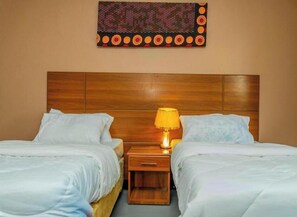 8 chambres, fer et planche à repasser, Wi-Fi, draps fournis