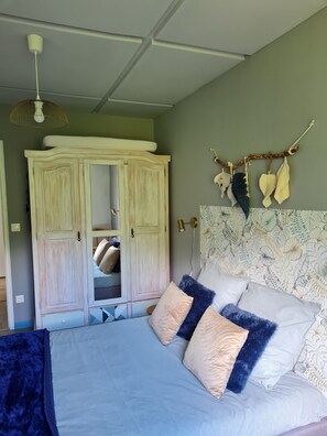 3 slaapkamers, een strijkplank/strijkijzer, reisbedje, gratis wifi