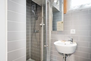 Douche, séchoir à cheveux, serviettes fournies