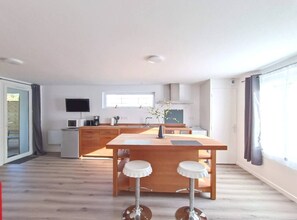 Réfrigérateur, micro-ondes, four, cafetière/bouilloire