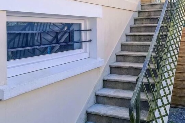 Accès à l'appartement par un escalier extérieur