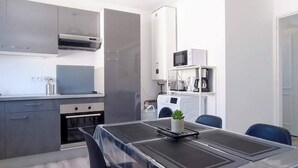 Una cocina moderna con gabinetes grises, un microondas y un horno empotrado.