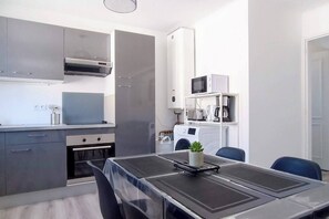 Frigorífico, microondas, horno y cafetera o tetera