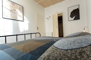 1 chambre, fer et planche à repasser, lit de bébé portatif, Wi-Fi