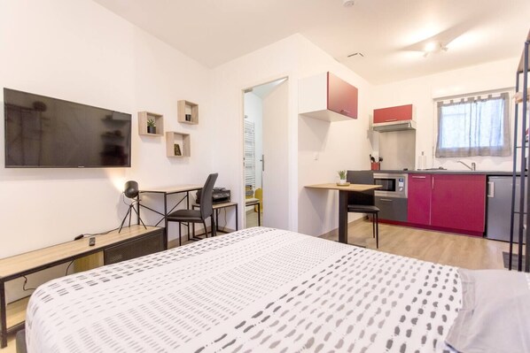 1 bedroom, iron/ironing board, internet, bed sheets