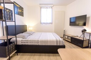 1 habitación, tabla de planchar con plancha, internet y ropa de cama