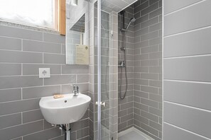 Douche, séchoir à cheveux, serviettes fournies