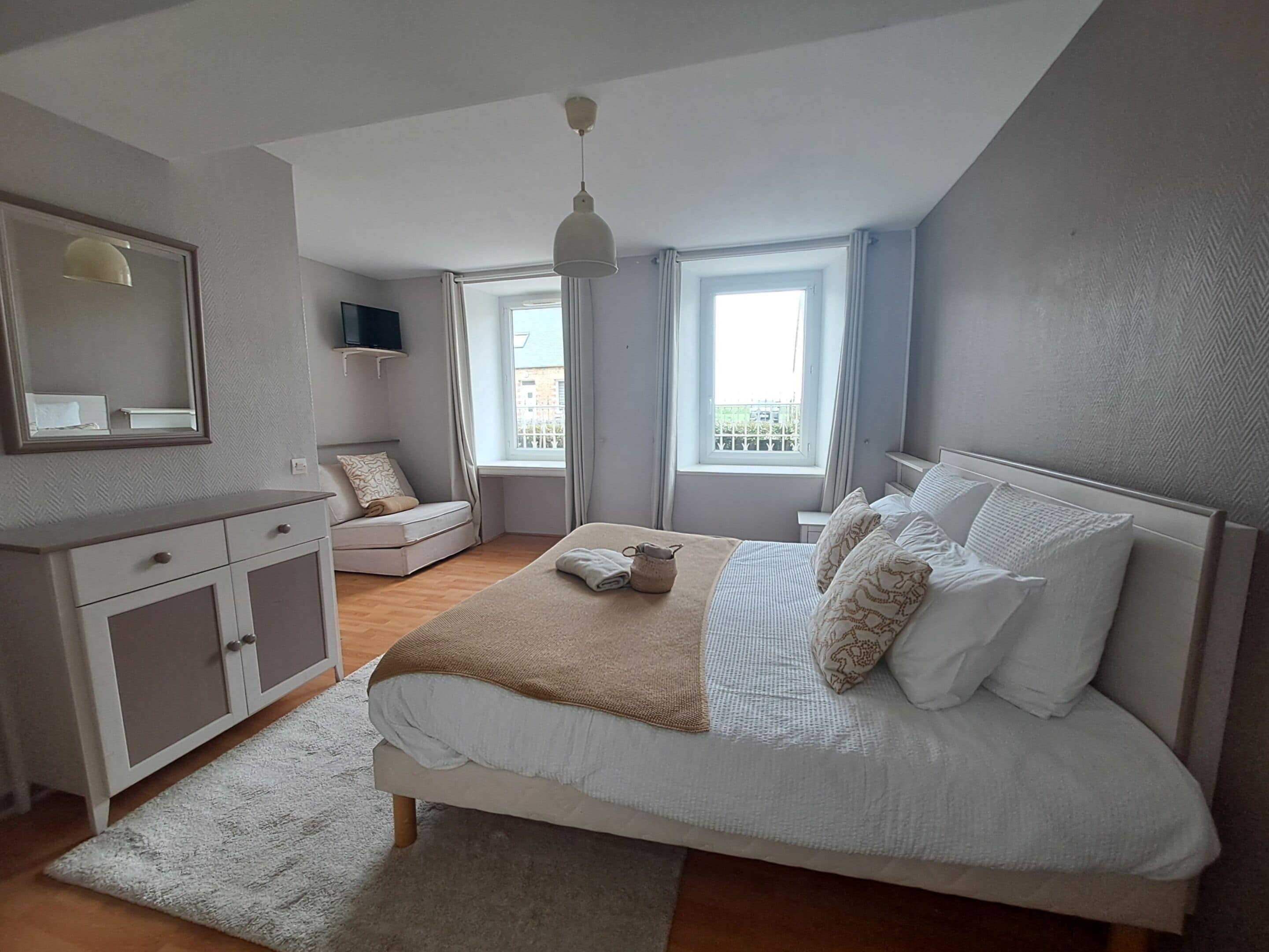 Chambre triple classique, salle de bain attenante, vue sur la baie (Chambre Triple PMR) | Accès au Wi-Fi (inclus)