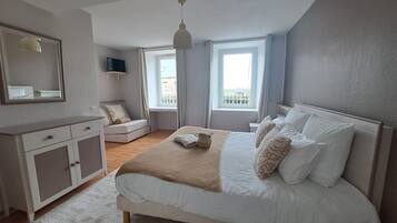 Chambre triple classique, salle de bain attenante, vue sur la baie (Chambre Triple PMR) | Accès au Wi-Fi (inclus)