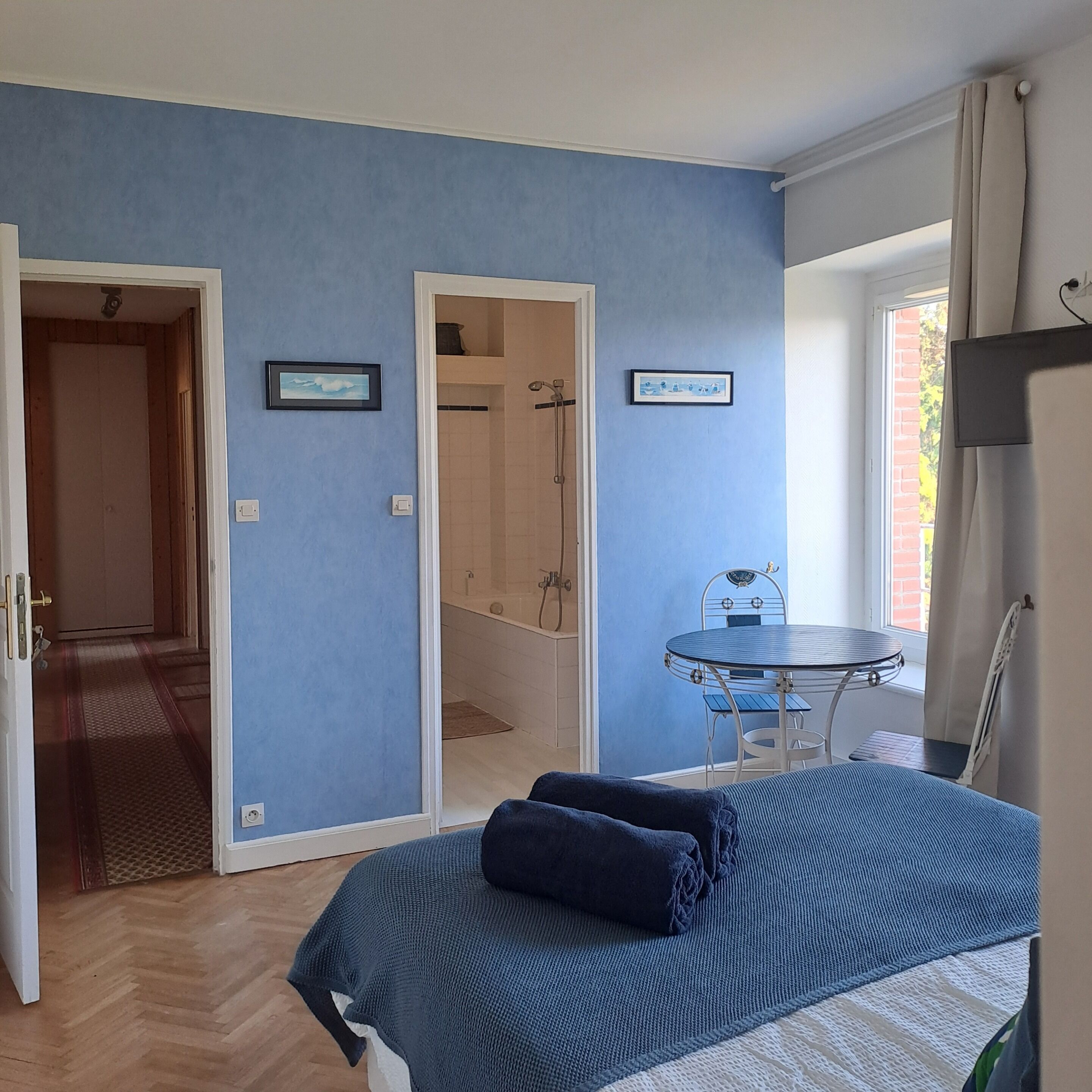 Chambre Double Classique, salle de bains attenante, vue jardin (Chambre marine) | Wi-Fi gratuit