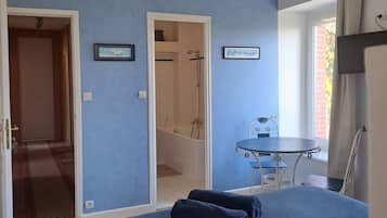 Chambre Double Classique, salle de bains attenante, vue jardin (Chambre marine) | Wi-Fi gratuit