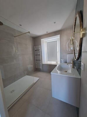 Habitación triple tradicional, baño privado, vista a la bahía (Chambre rétro) | Baño