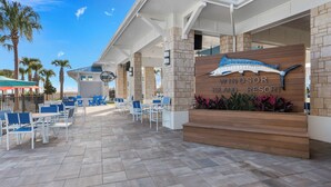 Un resort con terraza al aire libre y un cartel que dice 'Windsor Island Resort'.