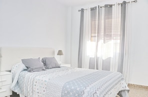 3 habitaciones, tabla de planchar con plancha, wifi y ropa de cama