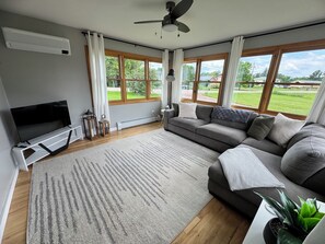 Smart TV - Spacious 2 BR Cottage house - Lake views - beach access. (Colchester)