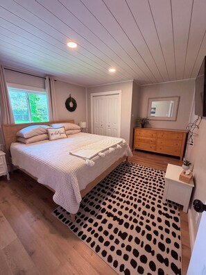 2 bedrooms, iron/ironing board, free WiFi, bed sheets - Spacious 2 BR Cottage house - Lake views - beach access. (Colchester)