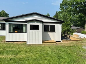 Exterior - Spacious 2 BR Cottage house - Lake views - beach access. (Colchester)