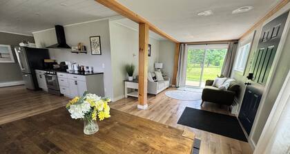 Spacious 2 BR Cottage house - Lake views - beach access.