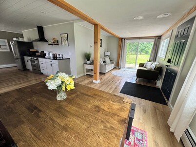 Spacious 2 BR Cottage house - Lake views - beach access.
