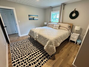 2 bedrooms, iron/ironing board, free WiFi, bed sheets - Spacious 2 BR Cottage house - Lake views - beach access. (Colchester)