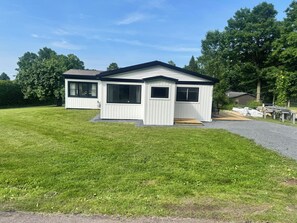 Exterior - Spacious 2 BR Cottage house - Lake views - beach access. (Colchester)