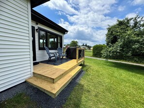 Terrace/patio - Spacious 2 BR Cottage house - Lake views - beach access. (Colchester)