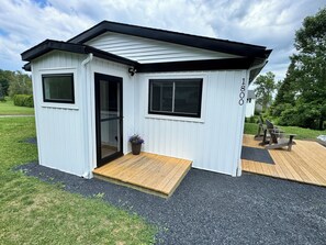 Exterior - Spacious 2 BR Cottage house - Lake views - beach access. (Colchester)