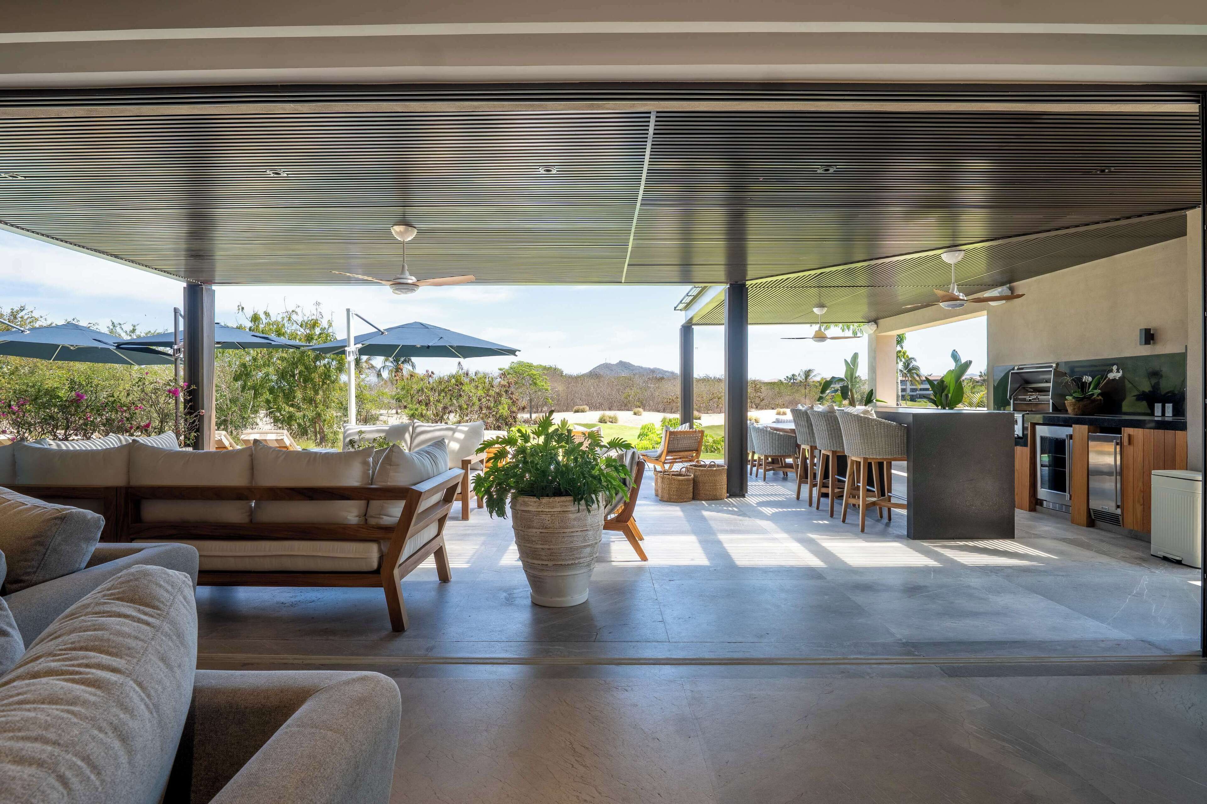 Exclusive-Villa, Blick auf den Golfplatz | Wohnbereich | 60-Zoll-Flachbildfernseher mit Kabelempfang