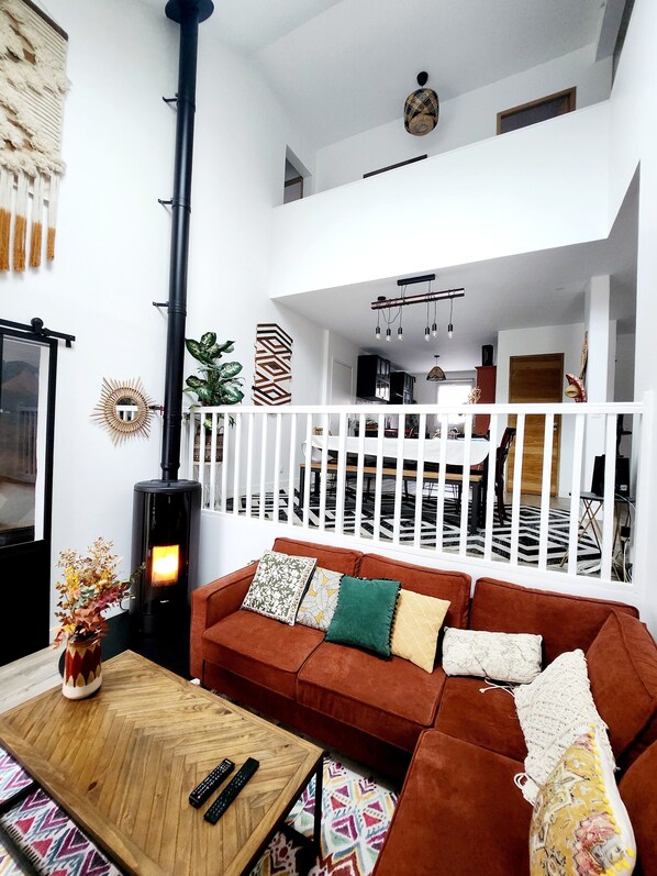 Een smart-tv en een open haard