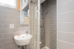 Douche, séchoir à cheveux, serviettes fournies
