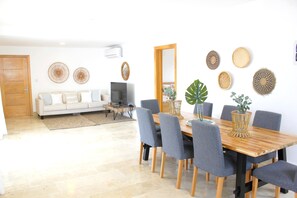 Ático superior, balcón, vistas parciales al mar | Zona de estar