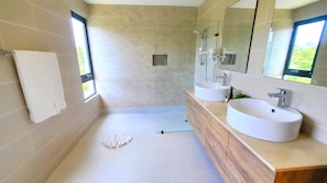 Penthouse Superior, ban công, quang cảnh một góc biển | Phòng tắm