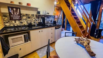 Frigobar, micro-ondas, cooktop, talheres/pratos/utensílios de cozinha