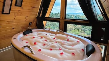 Banheira e chuveiro separados, secador de cabelo, toalhas de banho