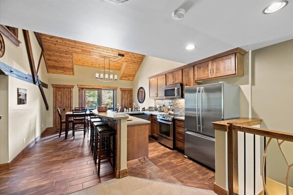 ثلاجة، ميكروويف، فرن، موقد طهي مسطح