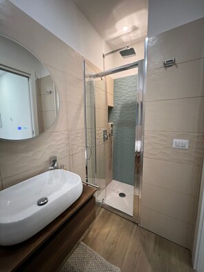 Dutxa, assecador de cabells, tovalloles i sabó 