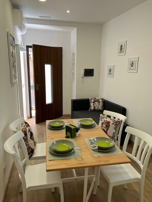 Dining - Cozy home in the center Catania 2 minutes square Teatro Massimo 6 minutes Duomo (Catania)