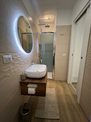 Dusche, Haartrockner, Handtücher, Seife