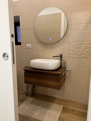 Douche, sèche-cheveux, serviettes fournies, savon