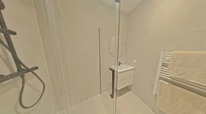 Douche, serviettes fournies, papier toilette